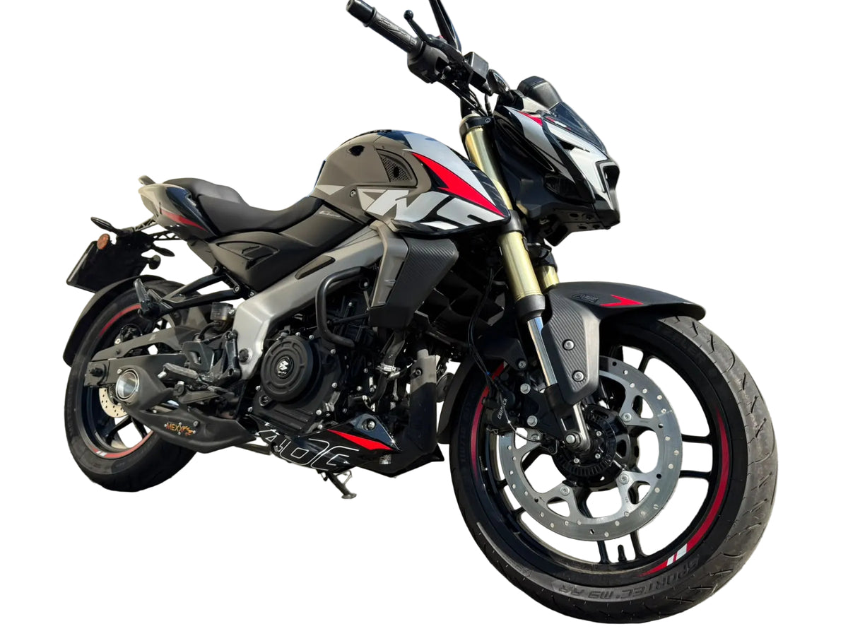 Bajaj Dominar NS400Z com ponteira Mexx vista frontal