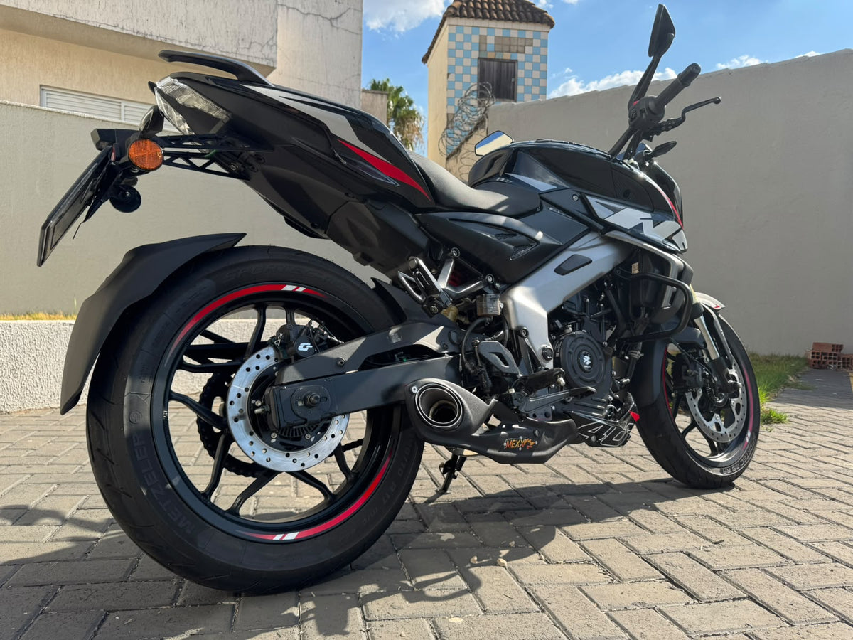 Bajaj Dominar NS400Z com escapamento Mexx vista traseira
