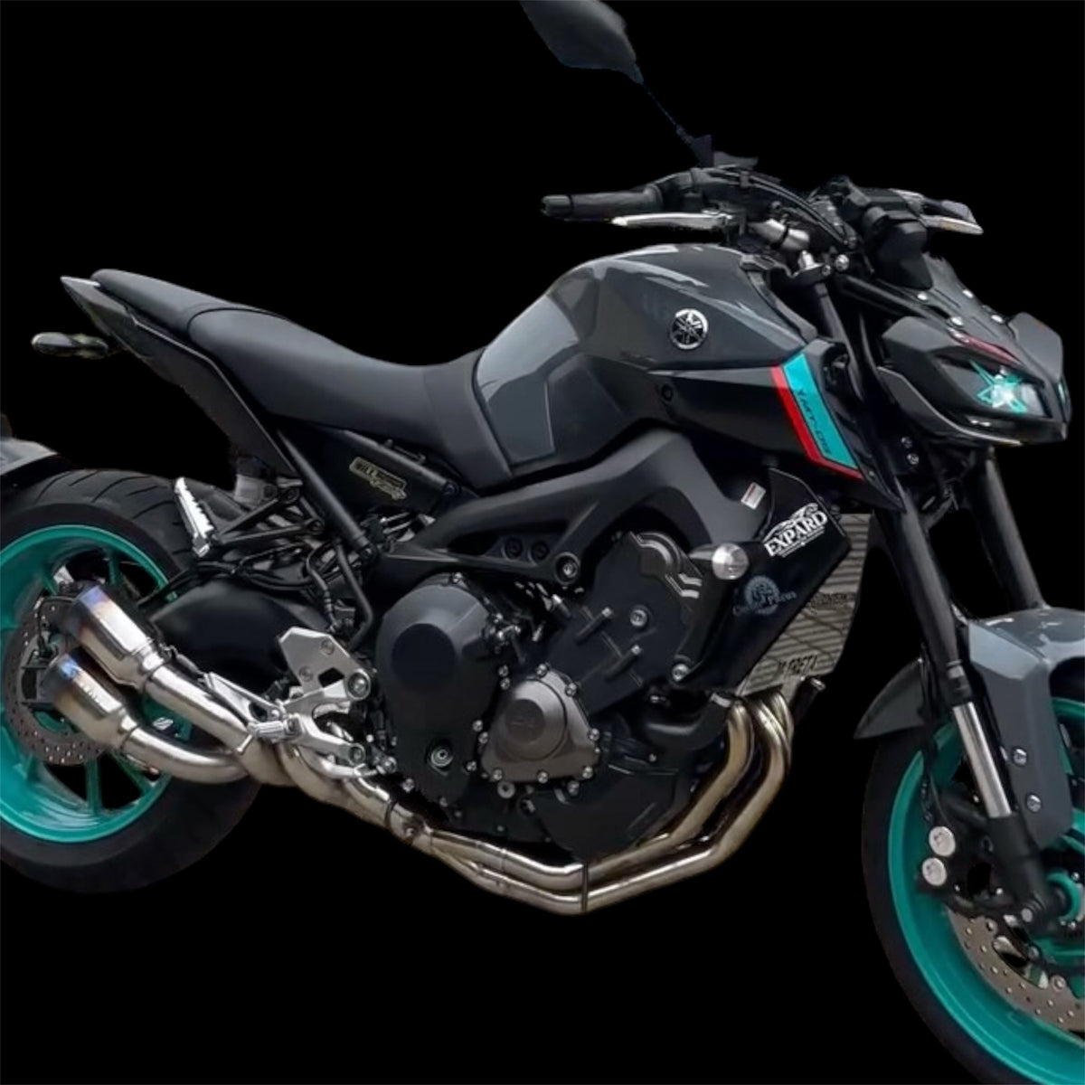 MT-09 com escapamento Expard Ciclone em fundo preto