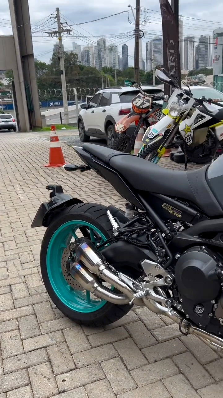 Traseira da MT-09 com as ponteiras duplas Expard Ciclone