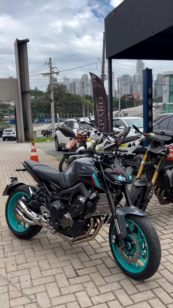 Vista geral da MT-09 com o sistema Expard Ciclone na loja