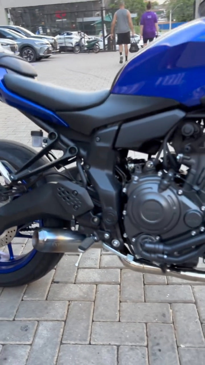Yamaha MT-07 de perfil equipada com Expard HP