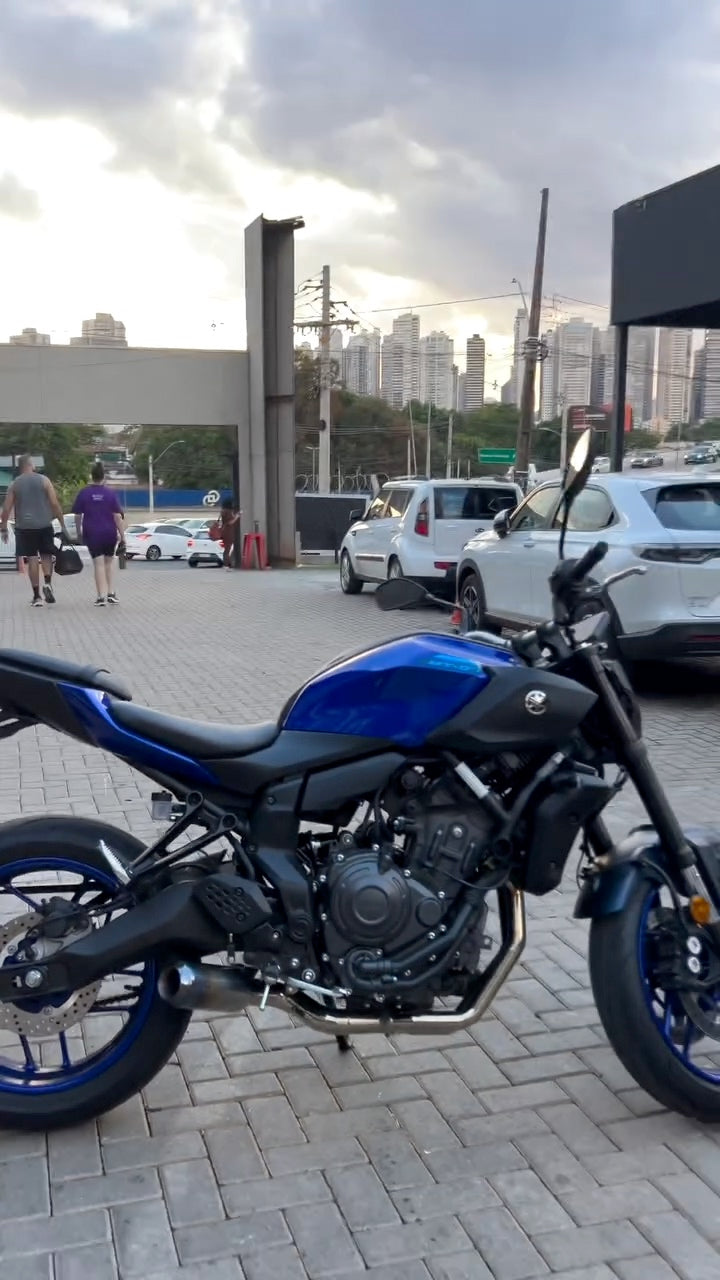 Vista geral da MT-07 com o escapamento full Expard HP
