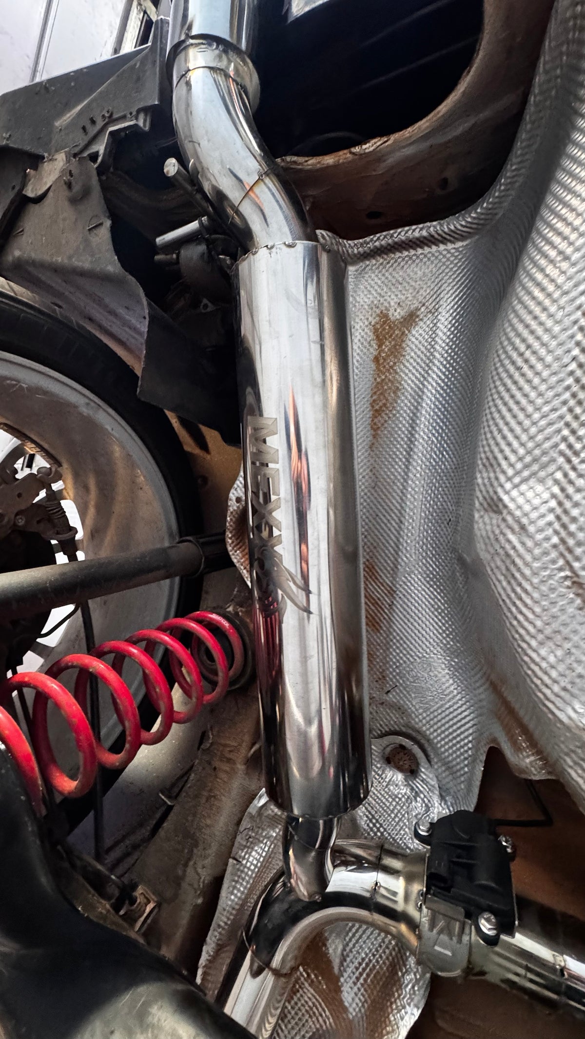 Abafador Mexx instalado com acabamento em inox polido