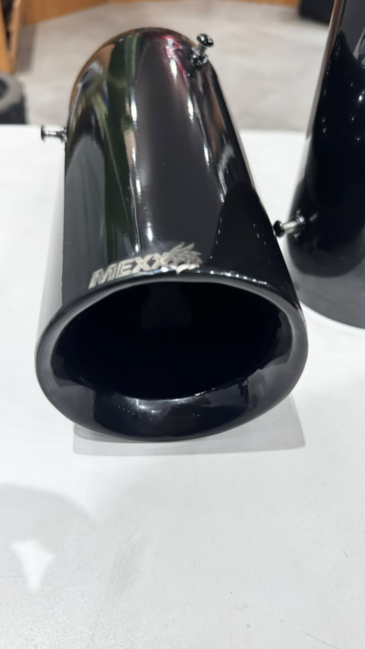 Detalhe do logo Mexx gravado na ponteira Black Piano