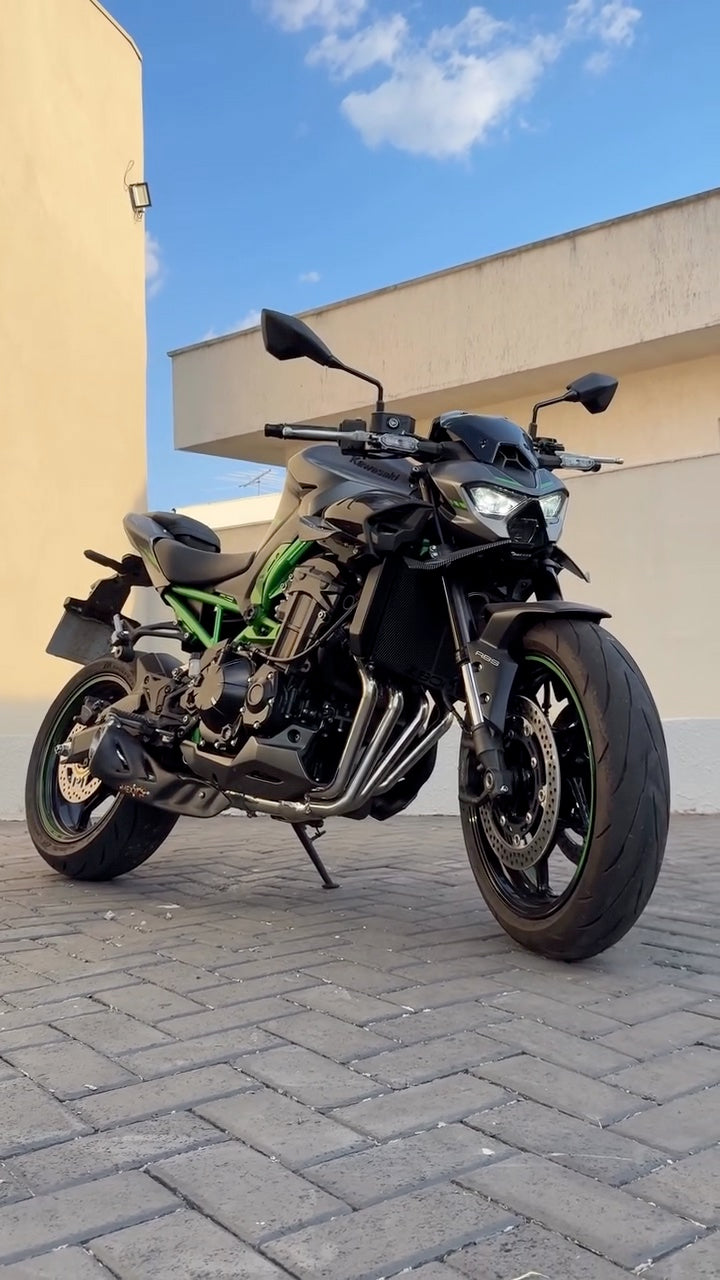 Angulo frontal da Kawasaki Z900 com escapamento full Mexx