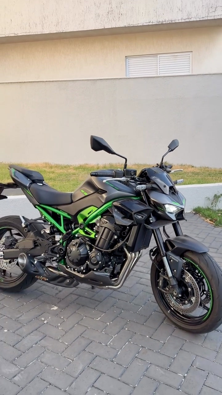 Detalhe do coletor Mexx saindo do motor da Z900