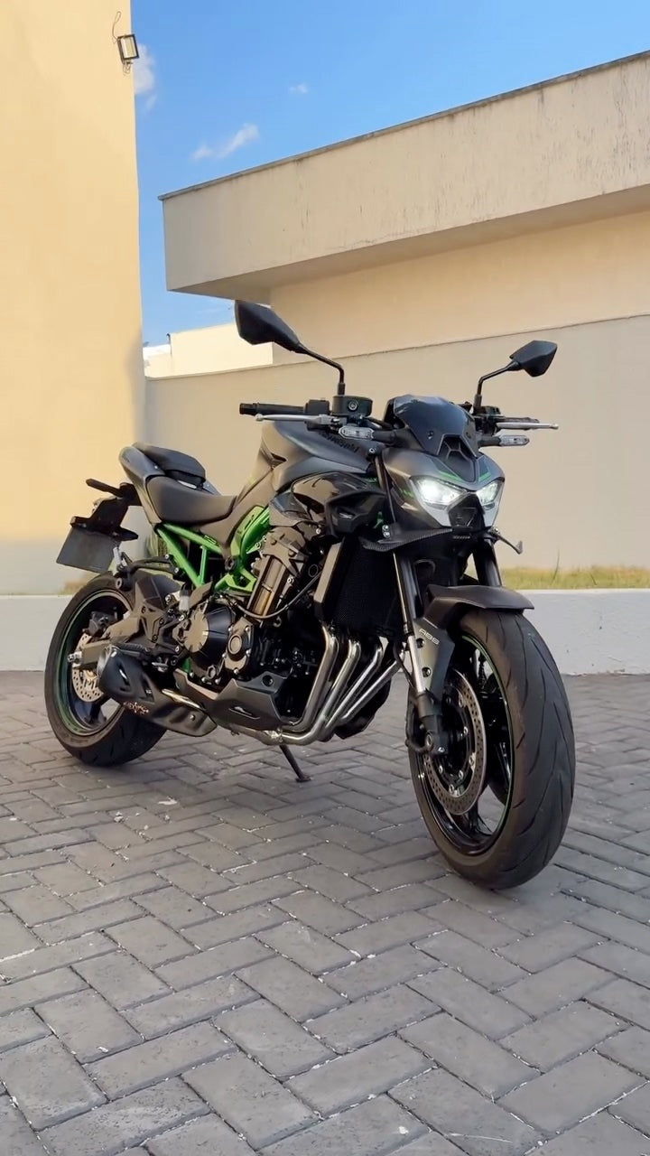 Kawasaki Z900 com escapamento esportivo Mexx vista frontal