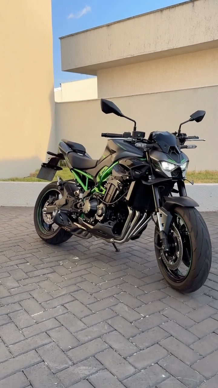 Kawasaki Z900 em tres quartos com o coletor Mexx aparente