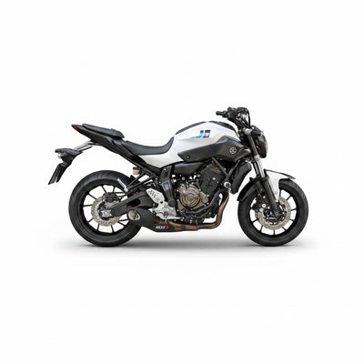 Ponteira de escapamento esportivo RockStar Performance instalada em uma motocicleta Yamaha MT07 branca