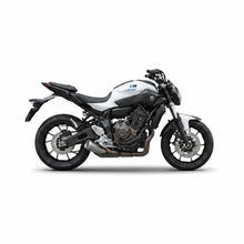 Carregar imagem no visualizador da galeria, Motocicleta Yamaha MT-07 branca com escapamento esportivo RockStar Performance instalado, vista lateral completa.
