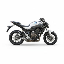 Carregar imagem no visualizador da galeria, Motocicleta Yamaha MT-07 branca com escapamento esportivo RockStar Performance instalado, vista lateral.
