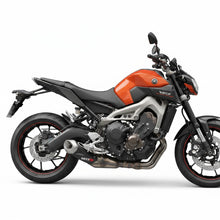 Carregar imagem no visualizador da galeria, Motocicleta Yamaha MT-09 laranja e preta equipada com escapamento esportivo RockStar Performance de alta performance
