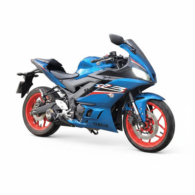 Motocicleta Yamaha R3 azul com escapamento esportivo RockStar Performance Taylor Made e rodas vermelhas