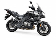 Laden Sie das Bild in den Galerie-Viewer.Motocicleta Kawasaki Versys 1000 preta com ponteira esportiva Taylor Made da RockStar Performance

