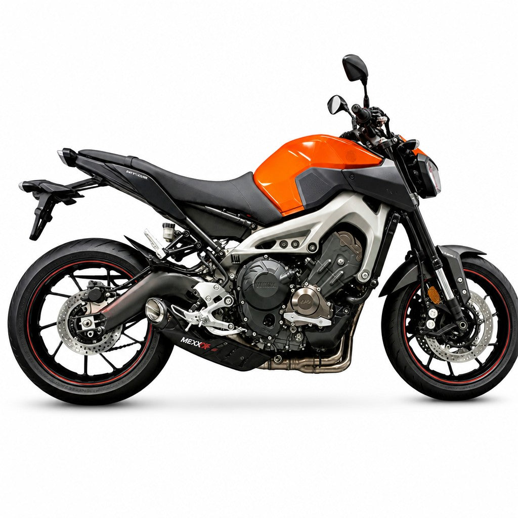 Moto Yamaha MT-09 laranja e preta com ponteira esportiva RockStar Performance em aço inox instalada